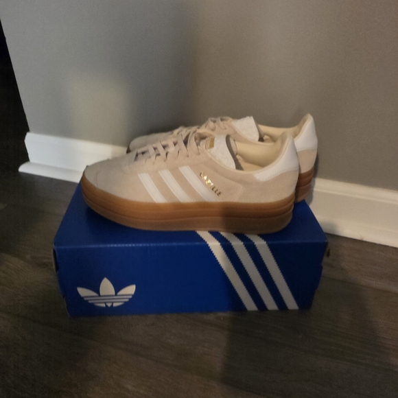 NWT- Adidas Gazelle Beige Sneakers Size 8.5 For Women And 7 In Men For US sizes - Picture 4 of 10
